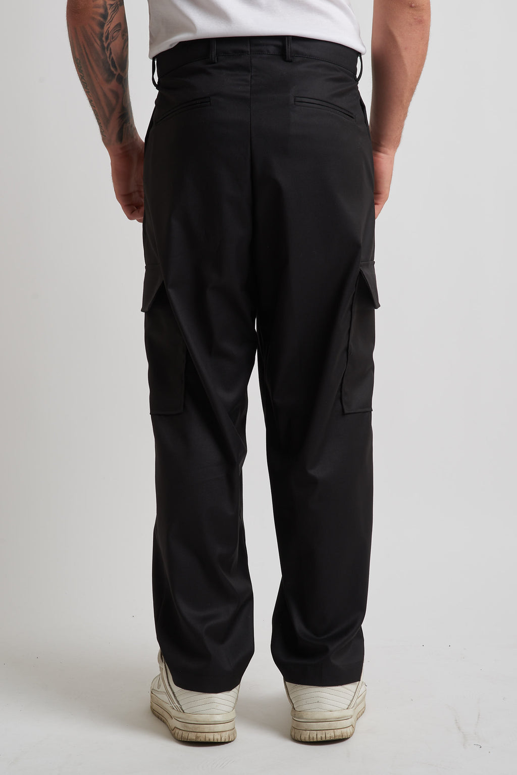 Pantalone vita alta con tasconi laterali nero