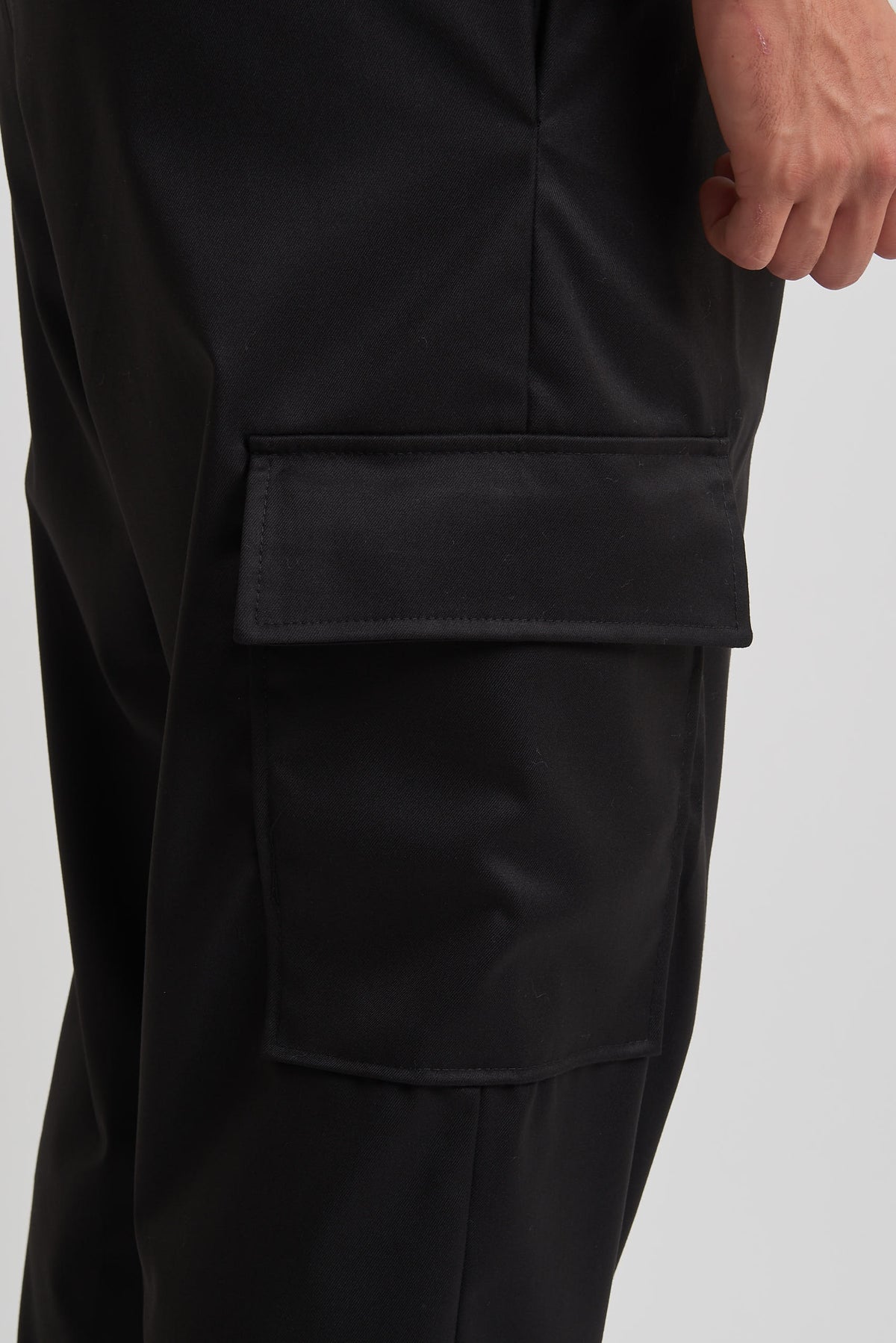 Pantalone vita alta con tasconi laterali nero