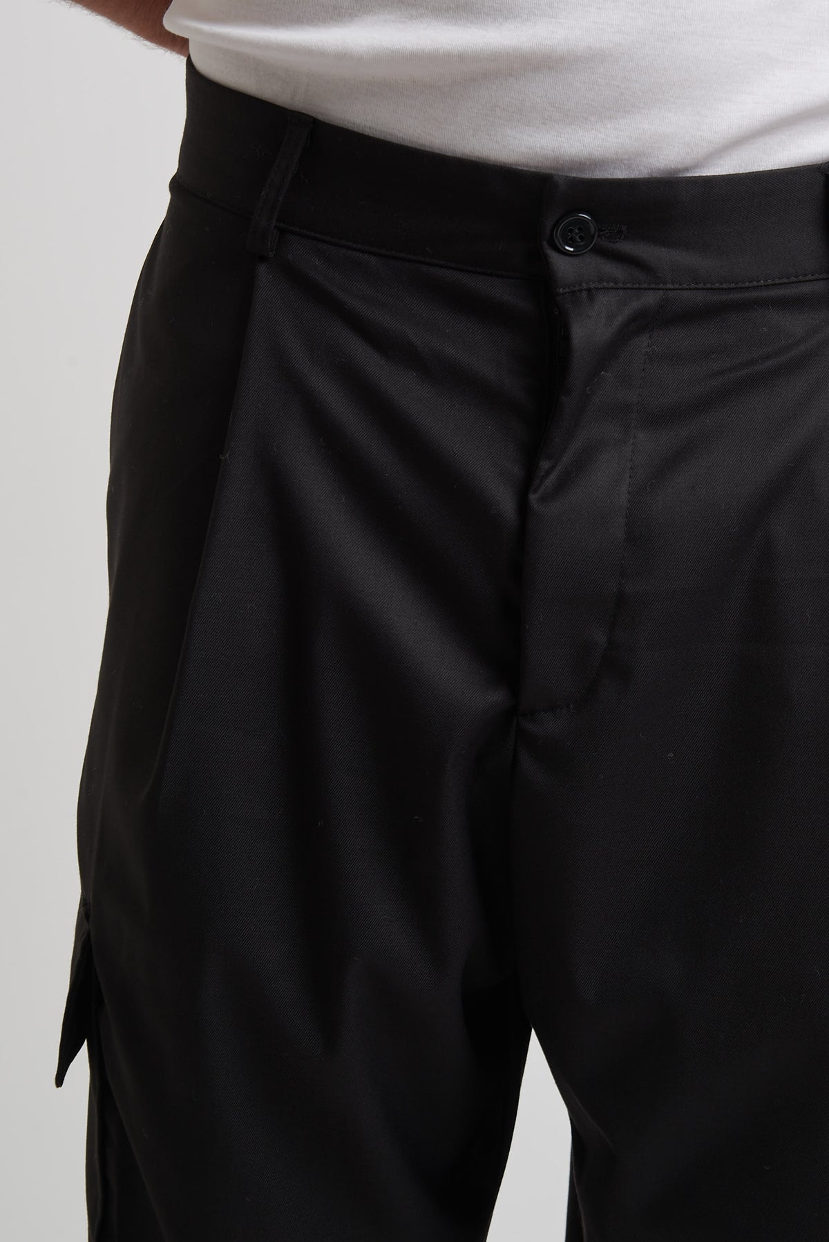 Pantalone vita alta con tasconi laterali nero