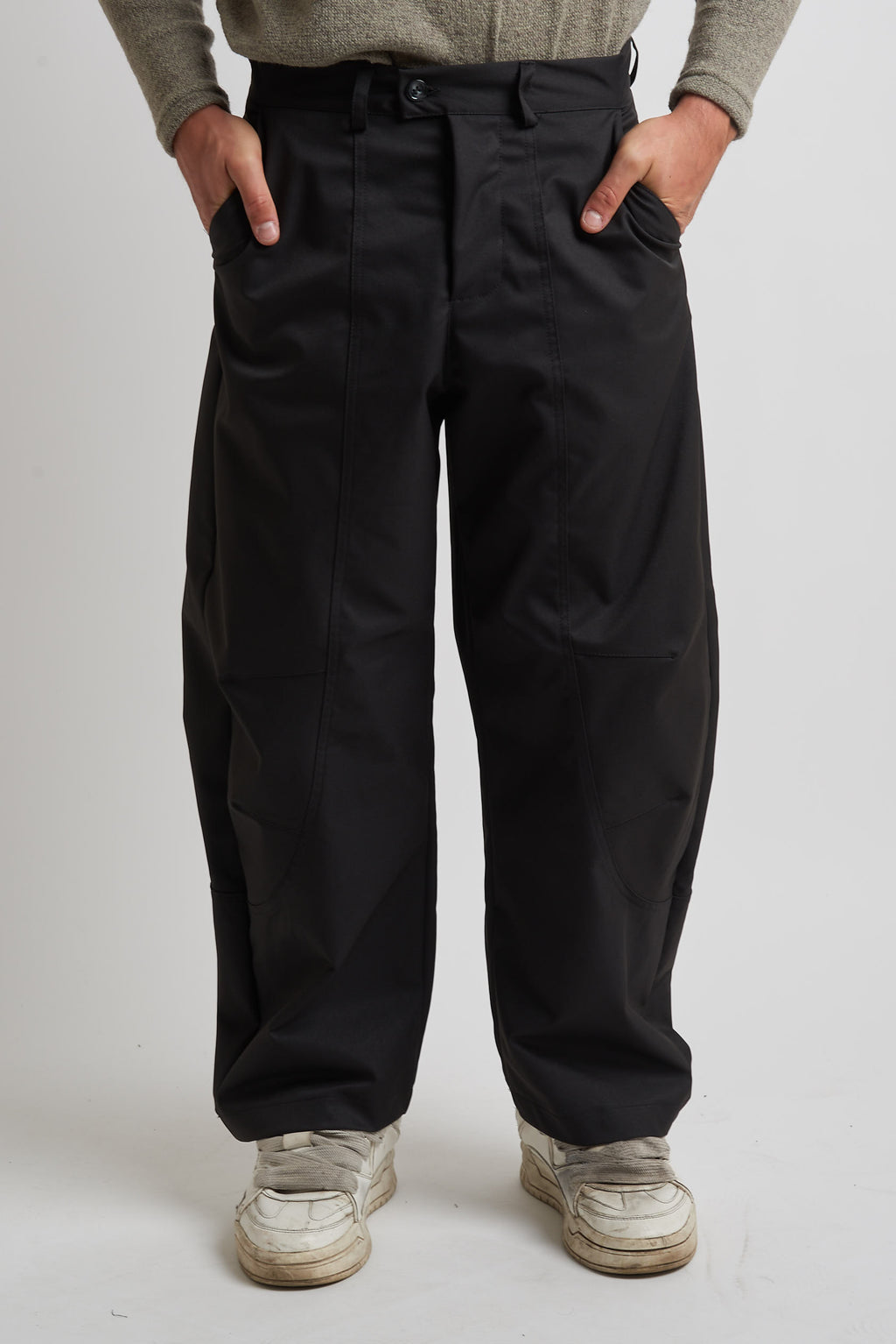 Pantalone balloon in tessuto tecnico con tagli nero
