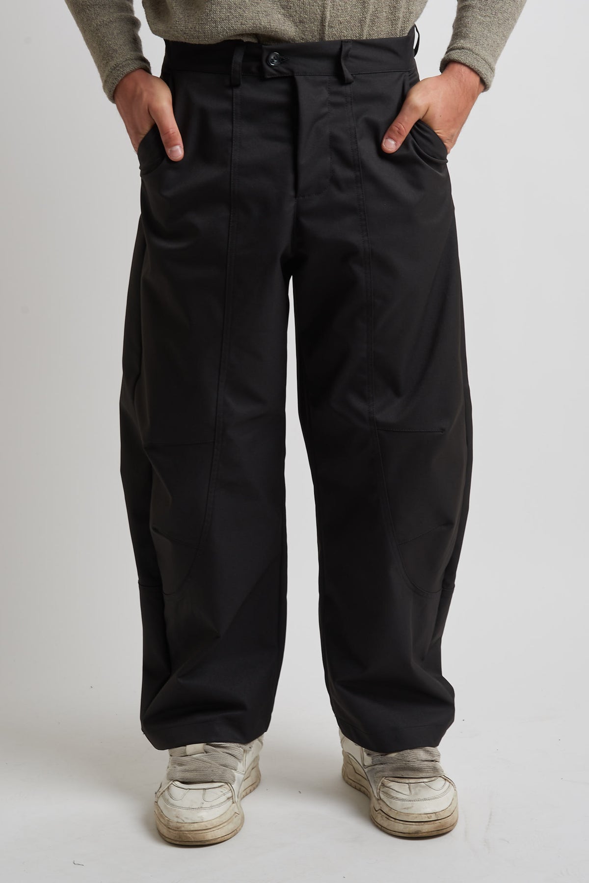 Pantalone balloon in tessuto tecnico con tagli nero