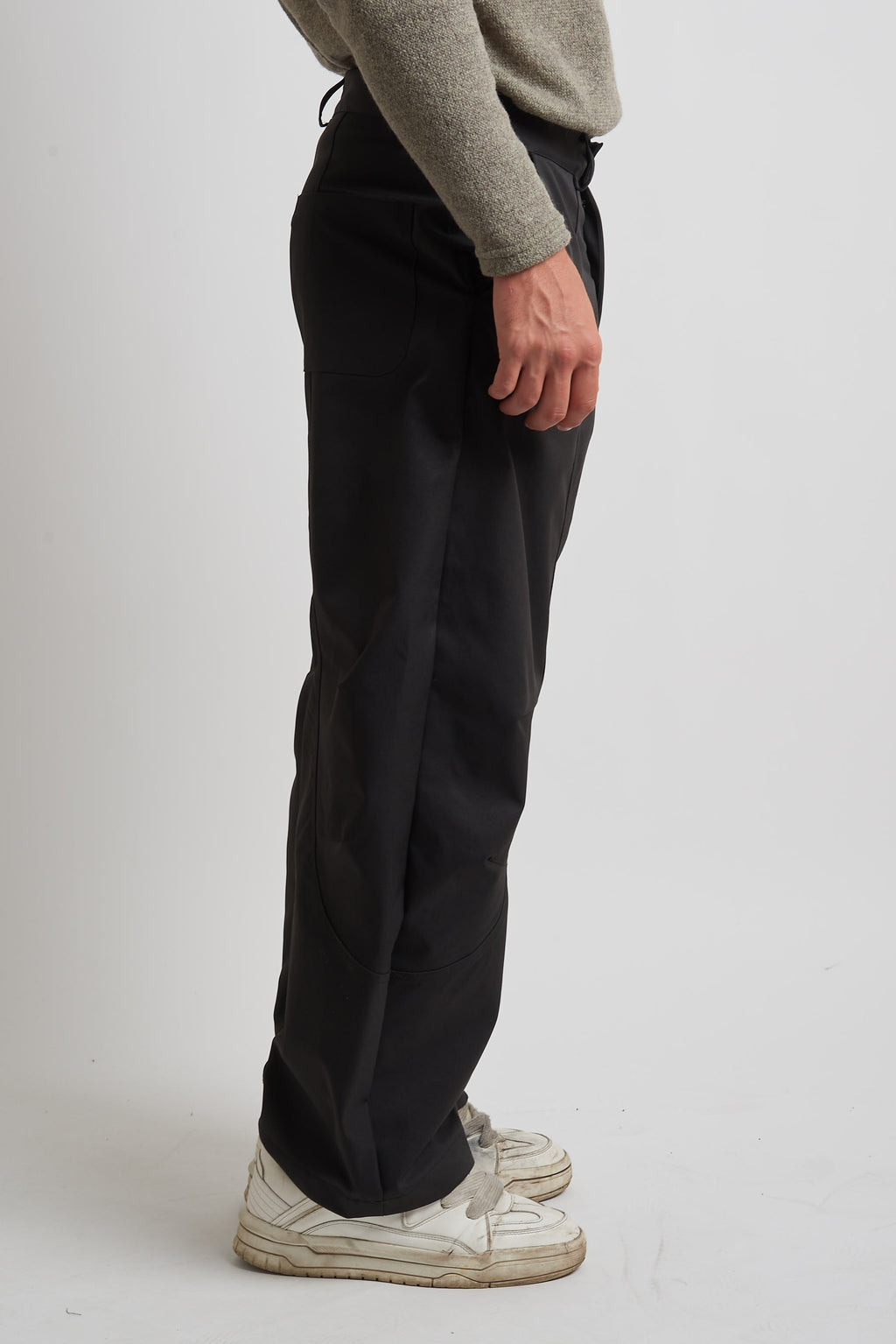 Pantalone balloon in tessuto tecnico con tagli nero