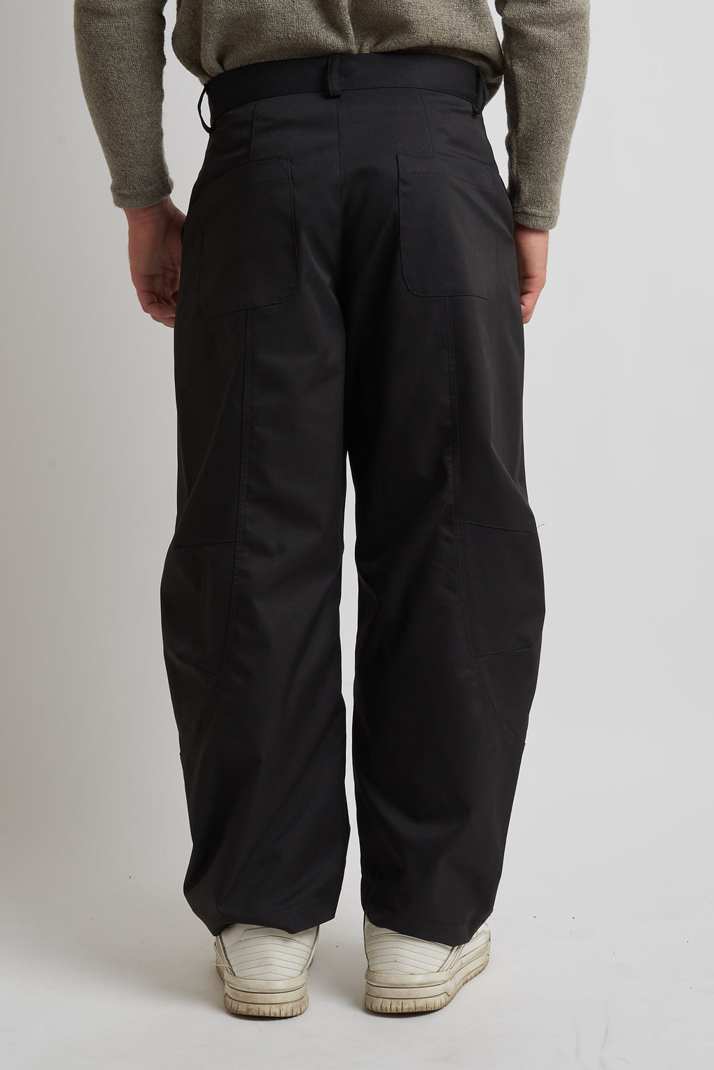 Pantalone balloon in tessuto tecnico con tagli nero