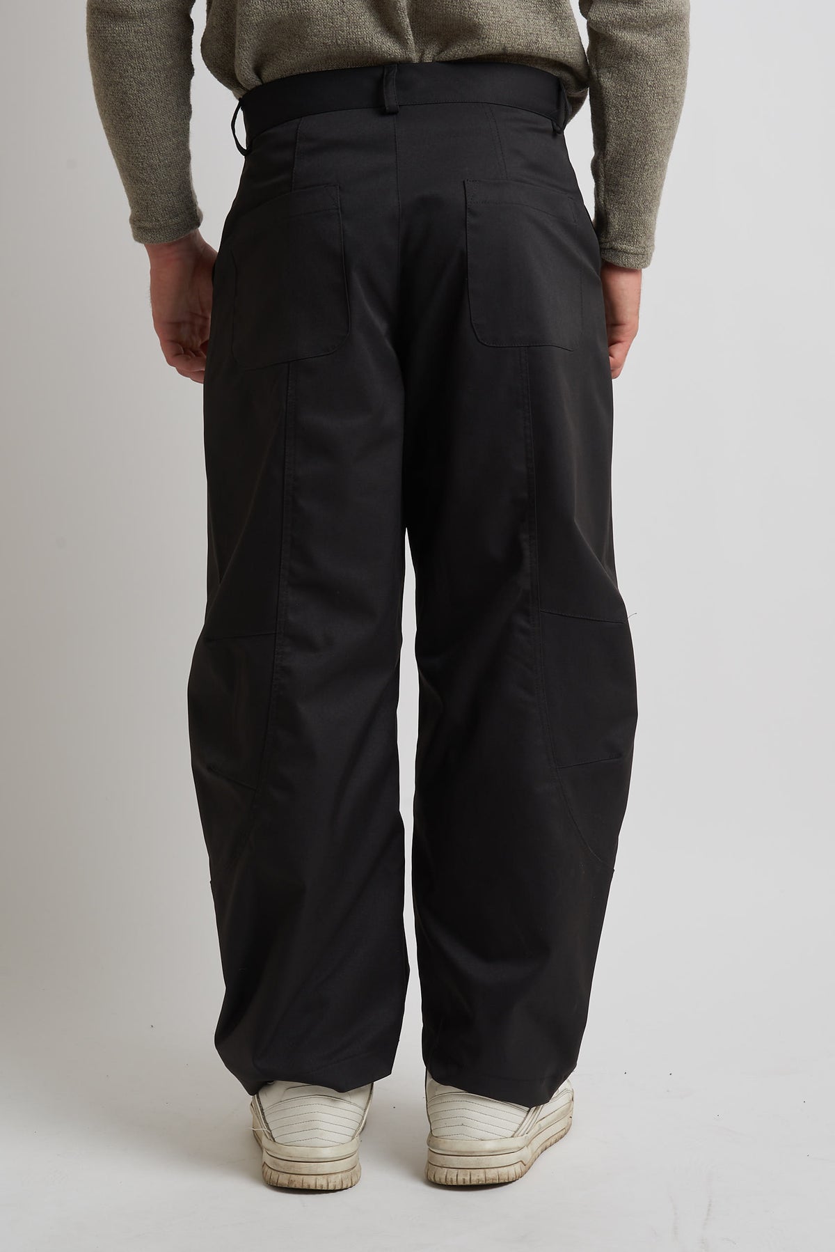 Pantalone balloon in tessuto tecnico con tagli nero