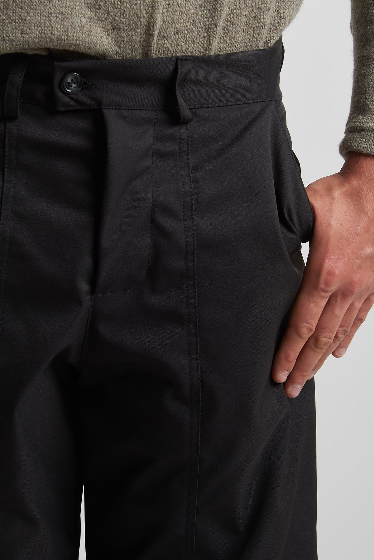 Pantalone balloon in tessuto tecnico con tagli nero