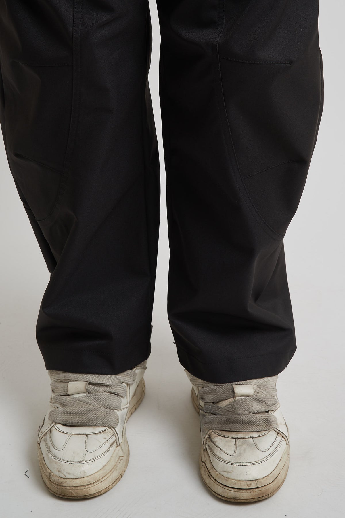 Pantalone balloon in tessuto tecnico con tagli nero