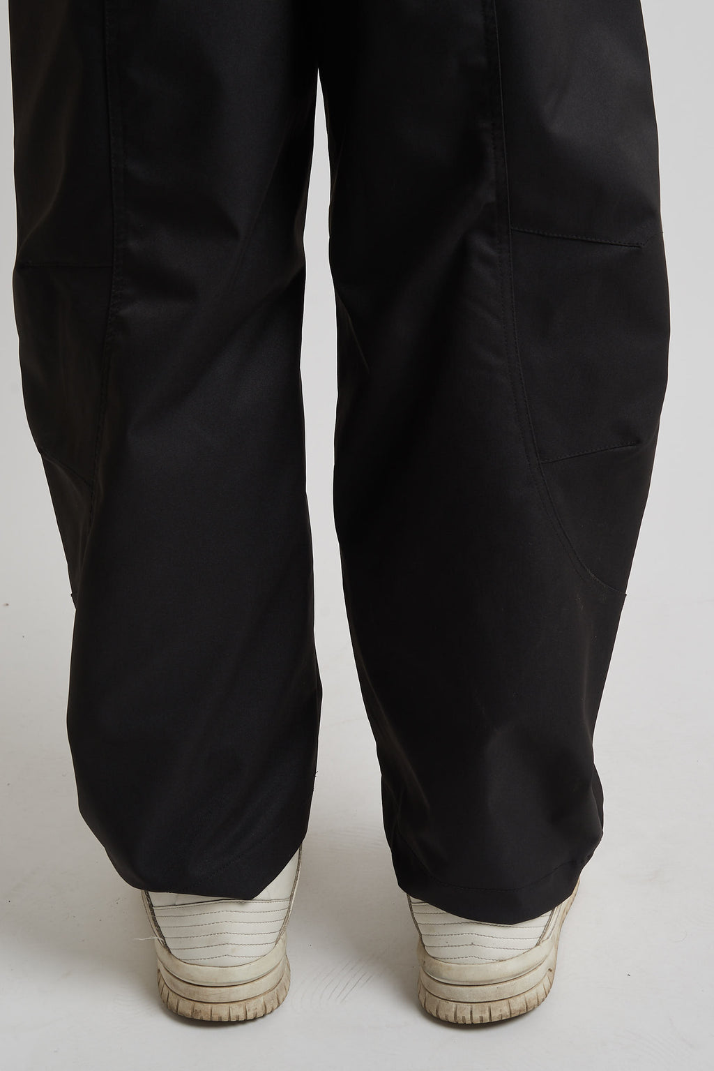 Pantalone balloon in tessuto tecnico con tagli nero