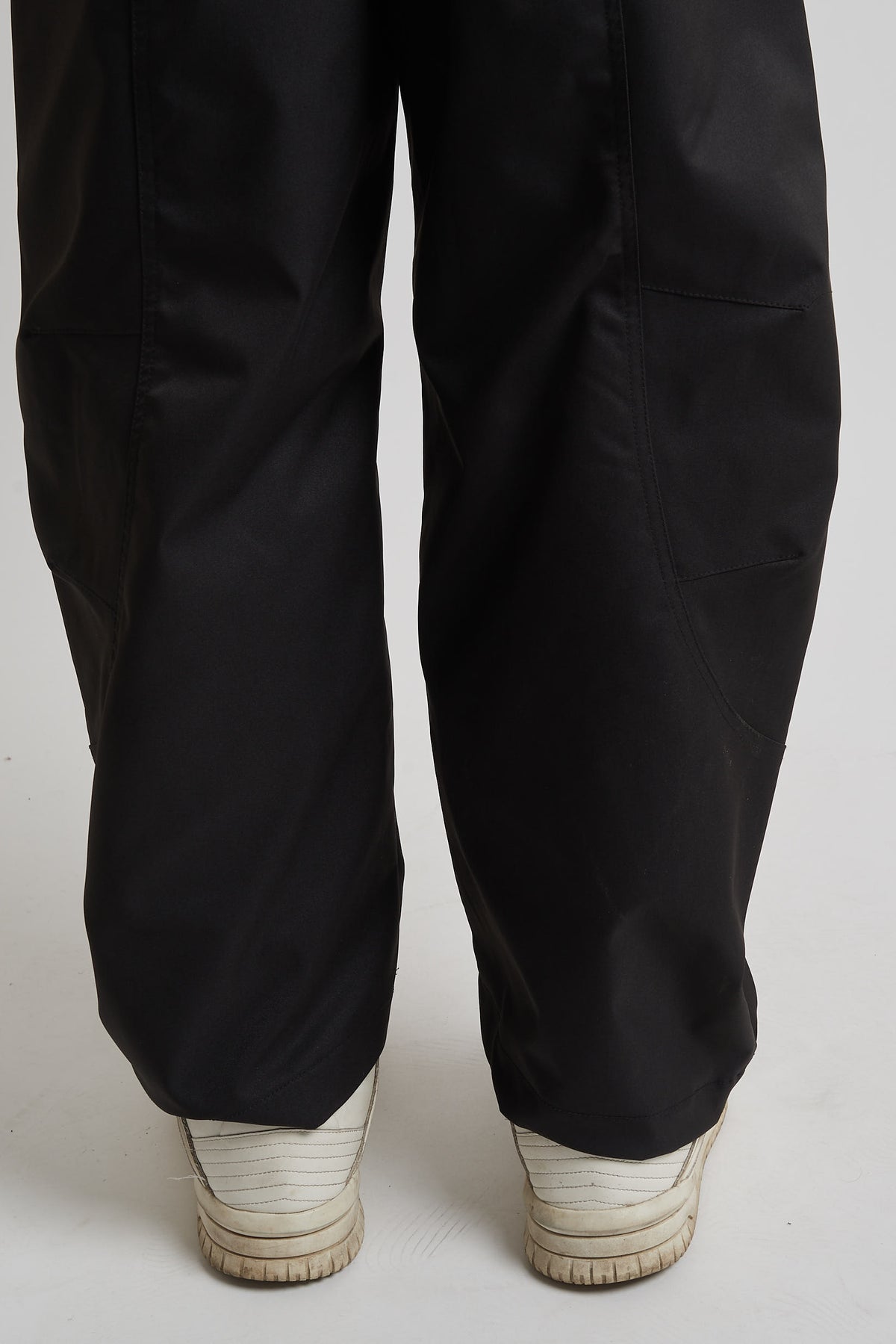 Pantalone balloon in tessuto tecnico con tagli nero
