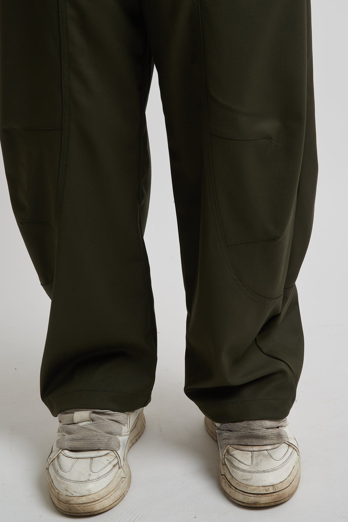 Pantalone balloon in tessuto classico con tagli militare