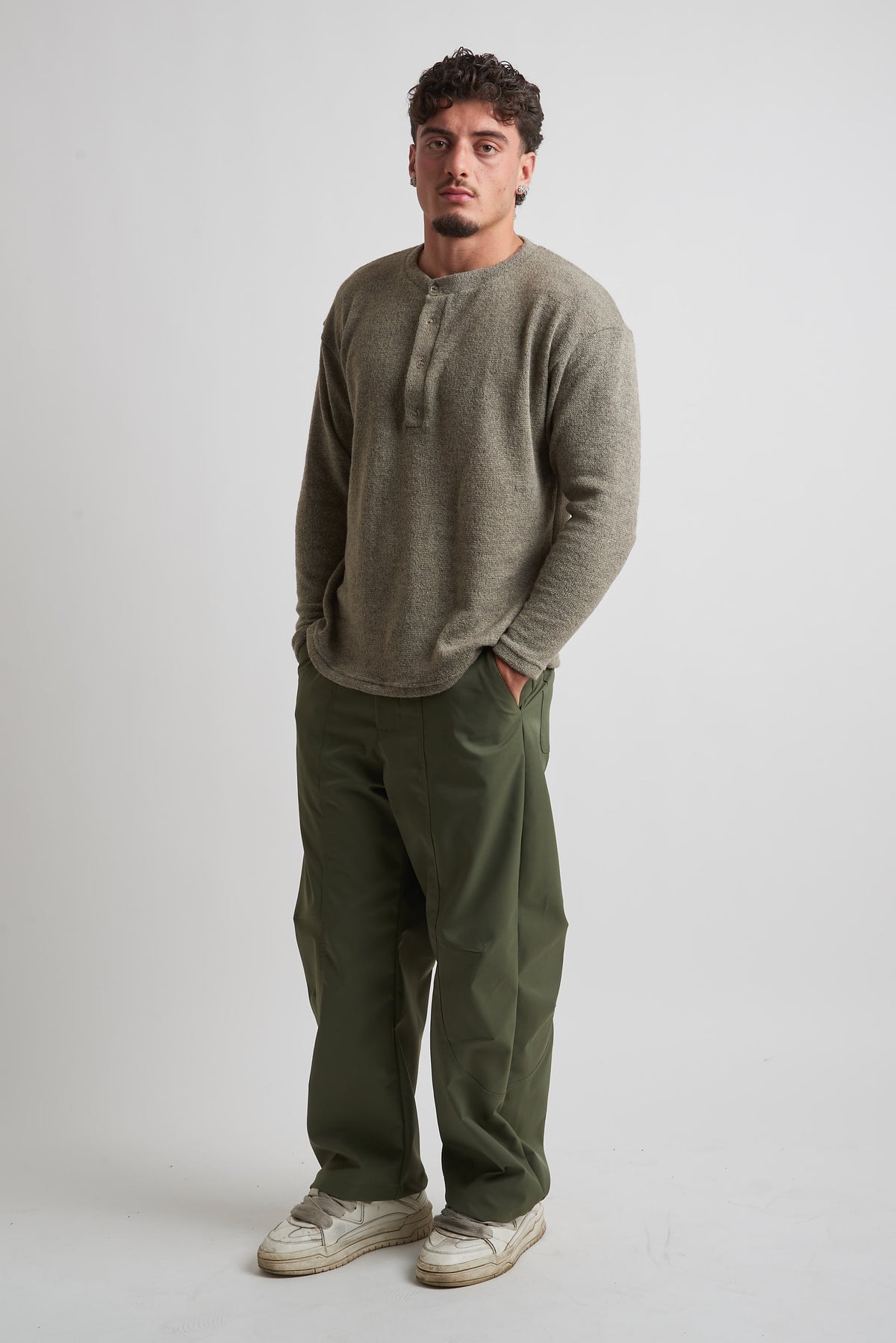 Pantalone balloon in tessuto tecnico con tagli verde