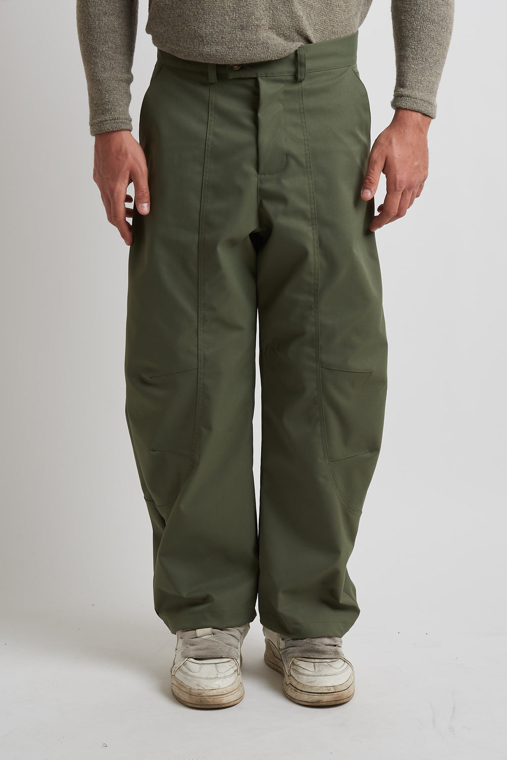 Pantalone balloon in tessuto tecnico con tagli verde