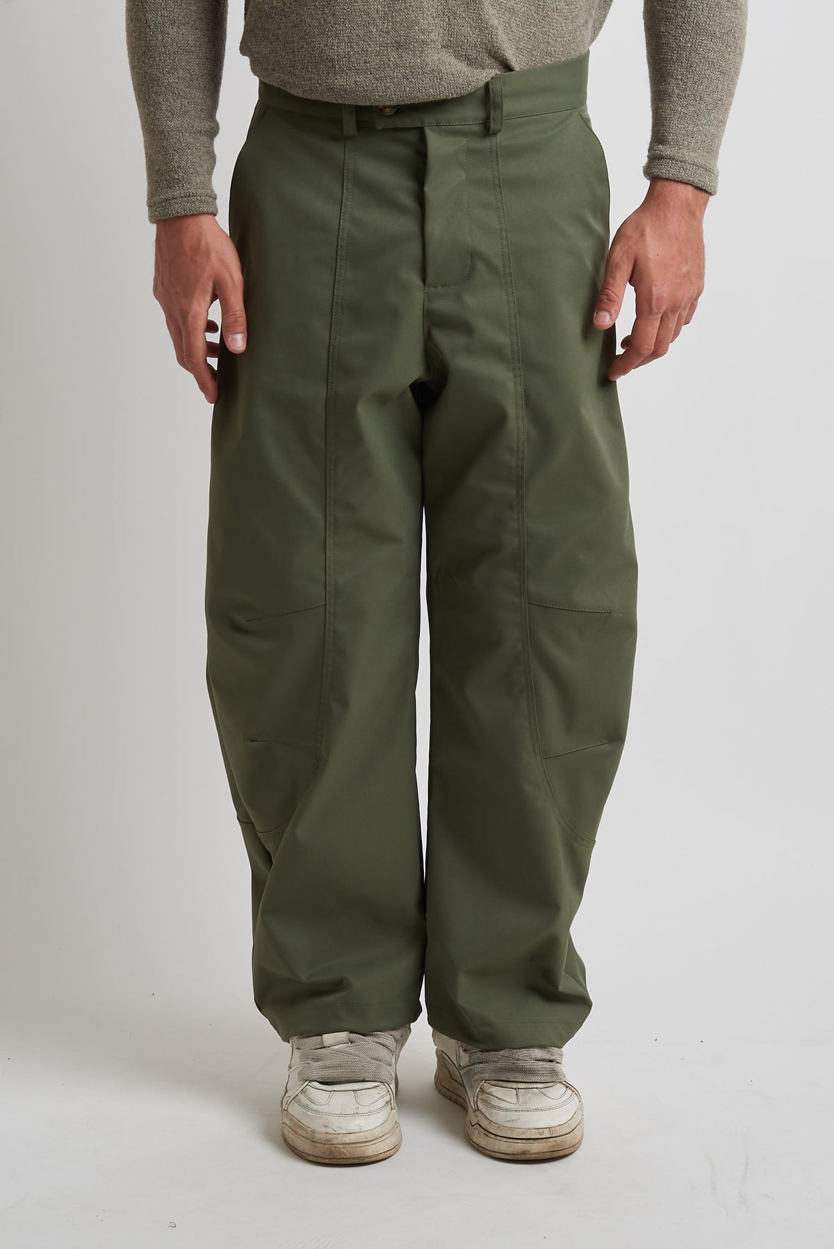 Pantalone balloon in tessuto tecnico con tagli verde