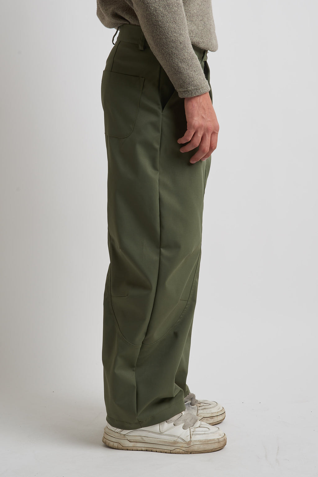 Pantalone balloon in tessuto tecnico con tagli verde