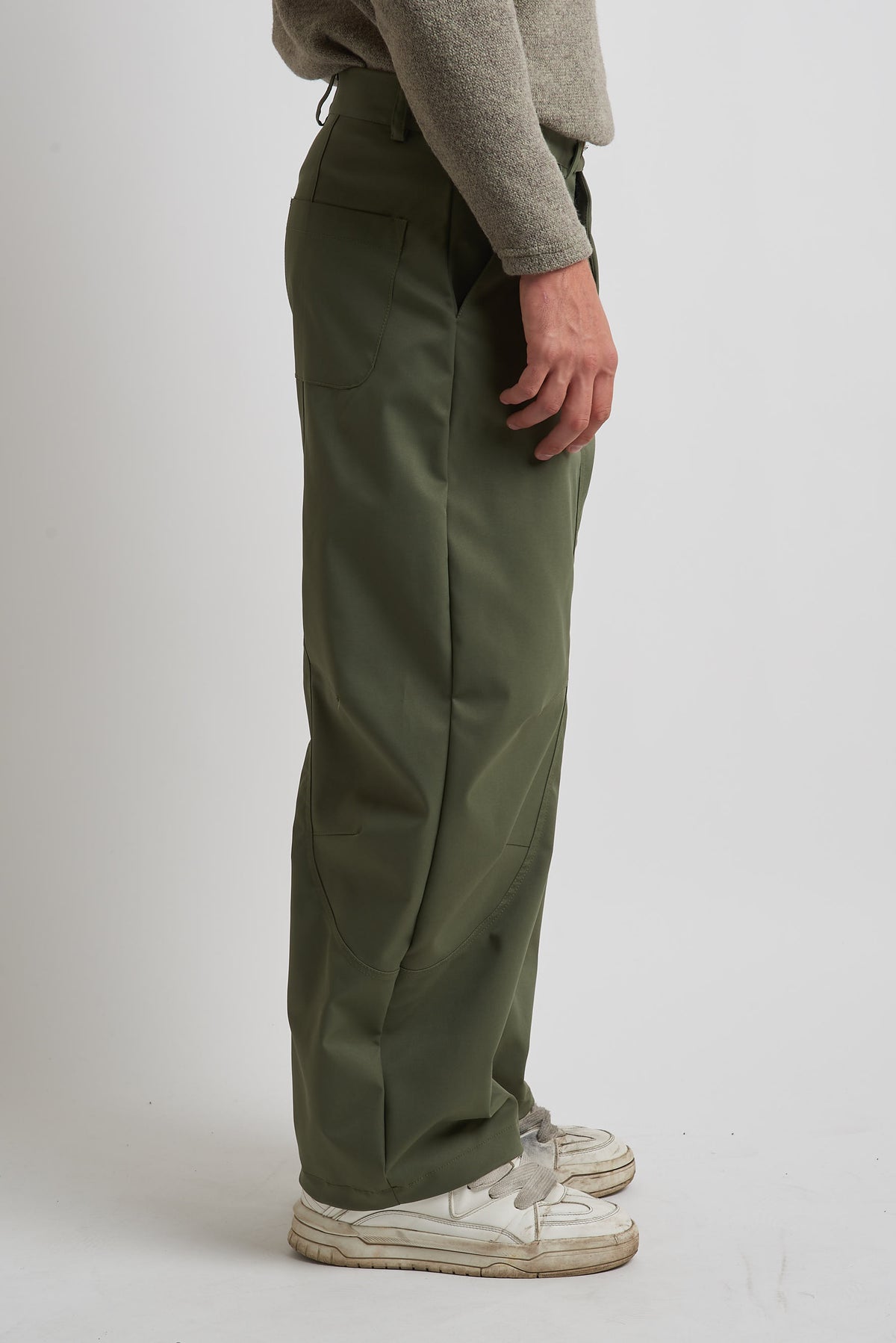Pantalone balloon in tessuto tecnico con tagli verde