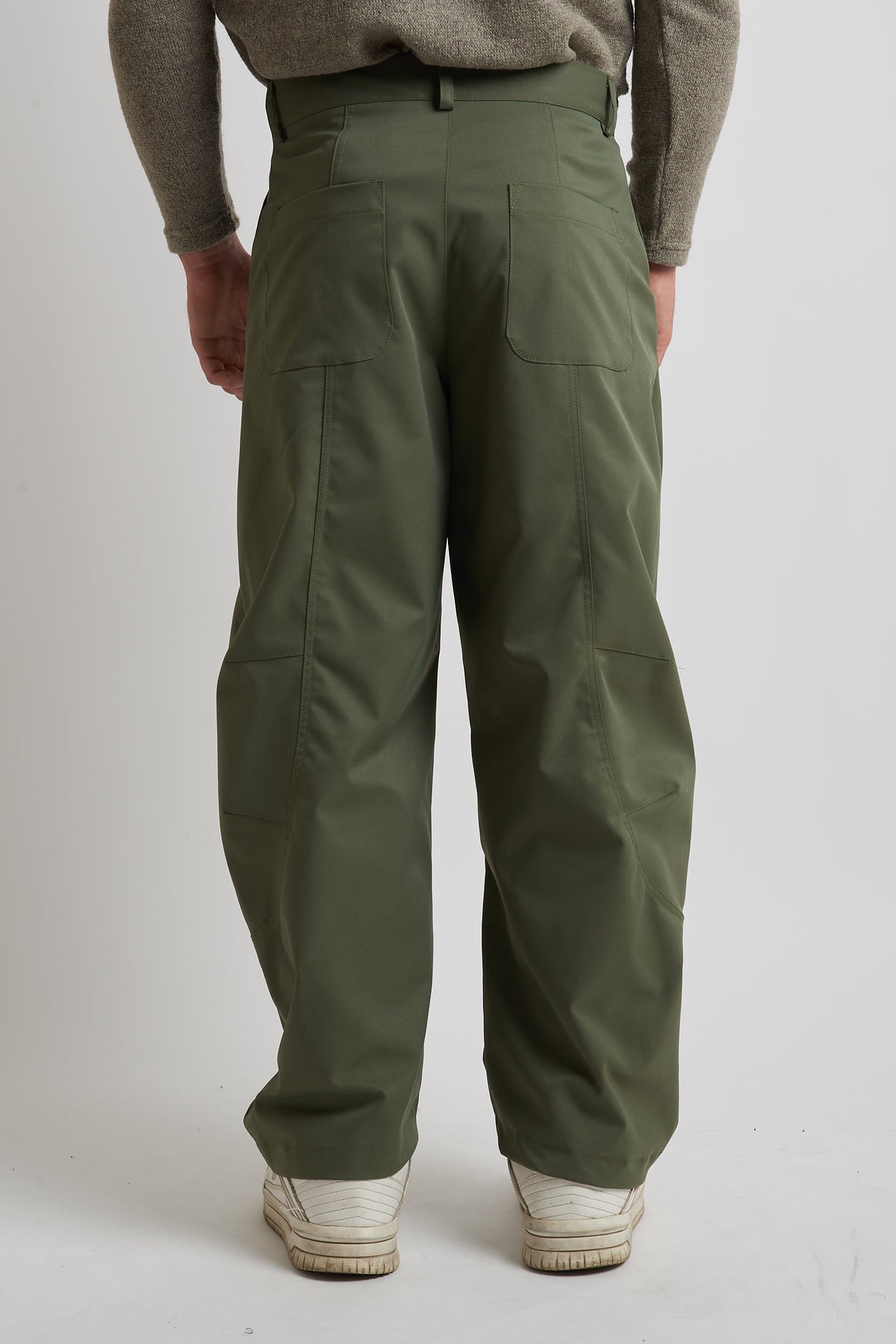 Pantalone balloon in tessuto tecnico con tagli verde