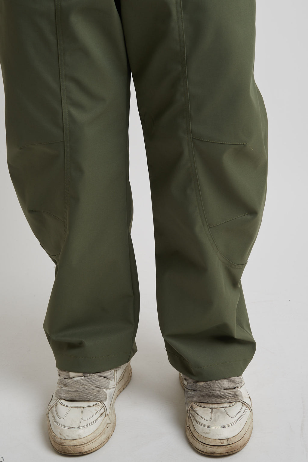 Pantalone balloon in tessuto tecnico con tagli verde