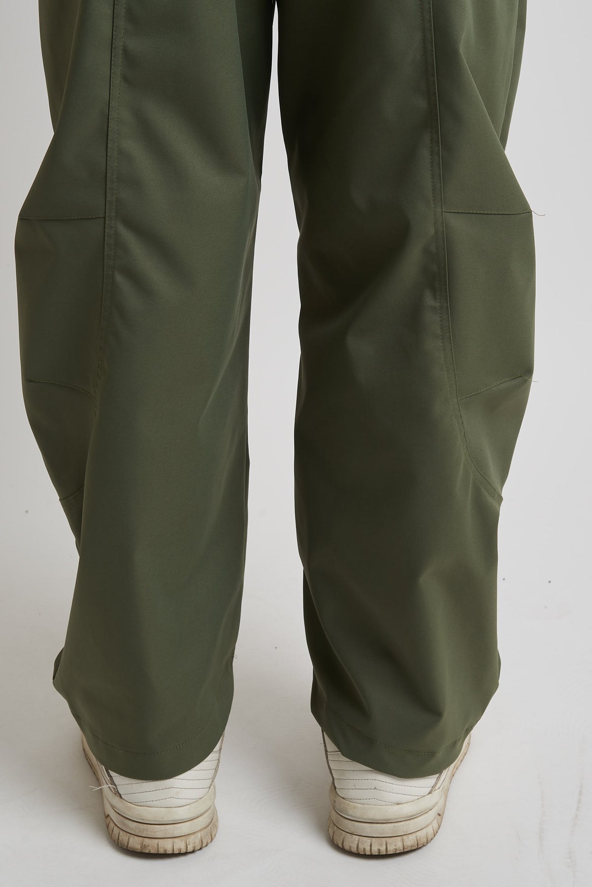 Pantalone balloon in tessuto tecnico con tagli verde